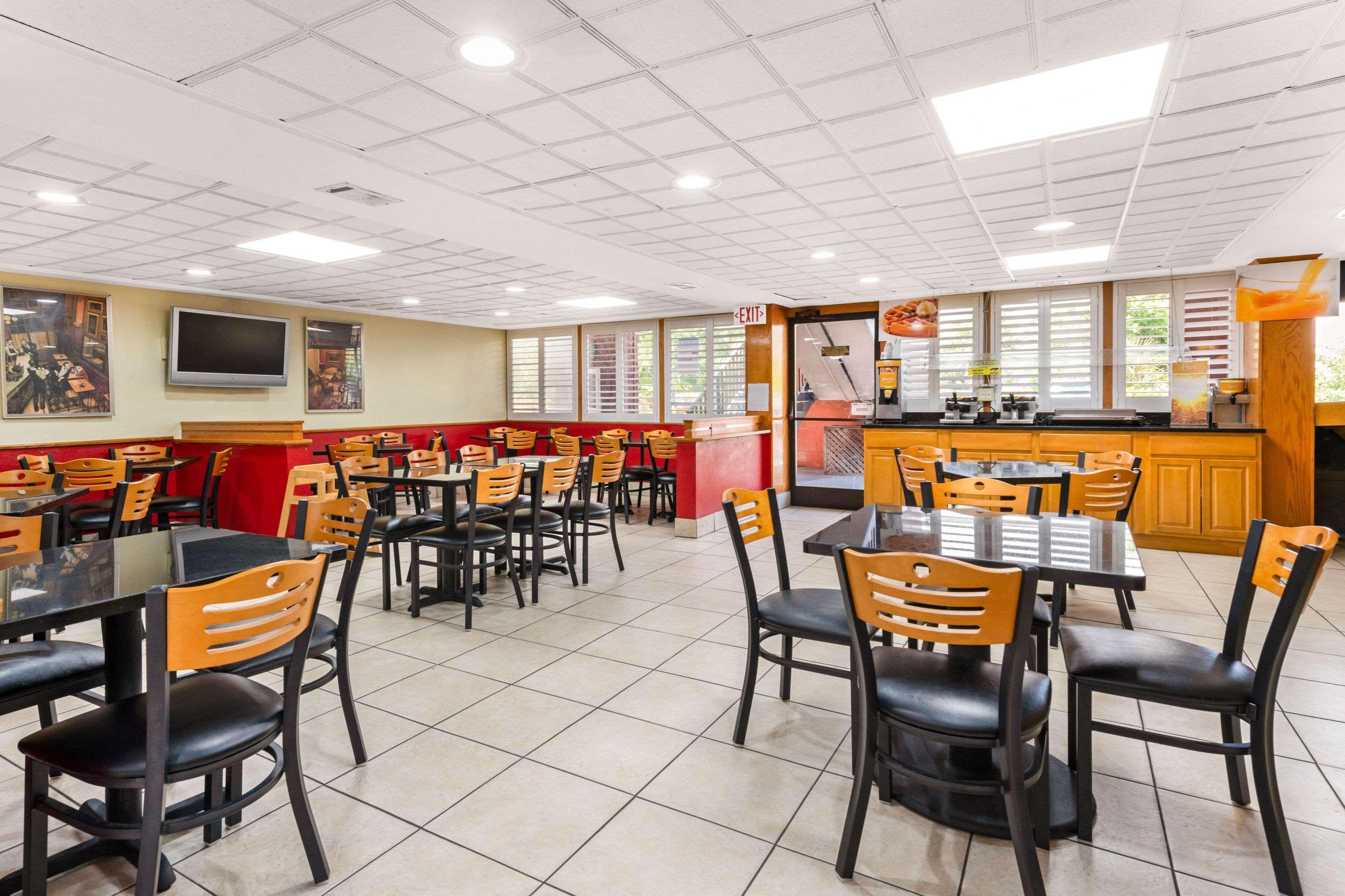 Quality Inn & Suites Orlando Airport Exteriér fotografie